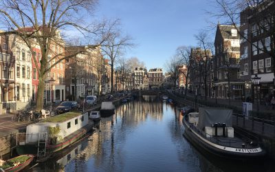 アムステルダムの運河と街並み