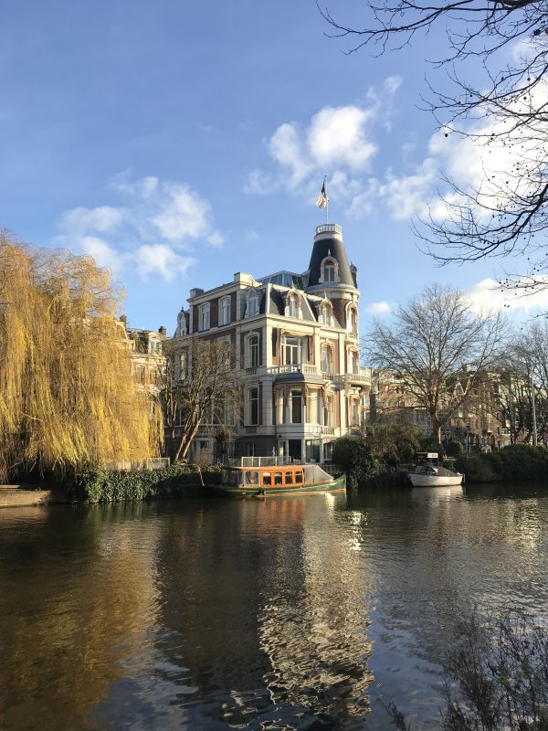 アムステルダムの運河のある街並み